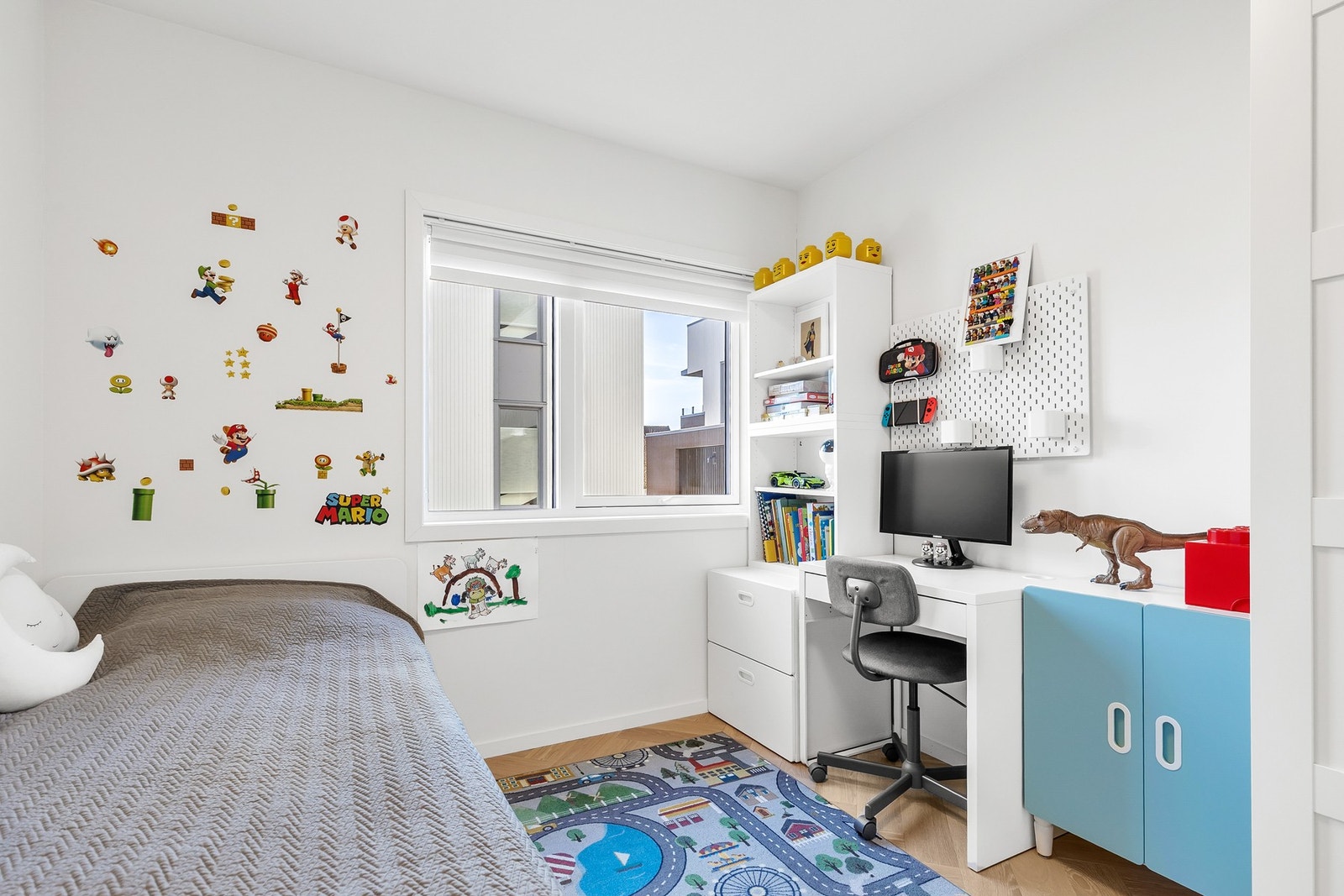 Soverom 2 har også fin plass til seng, garderobe og annet møblement Galleribilde