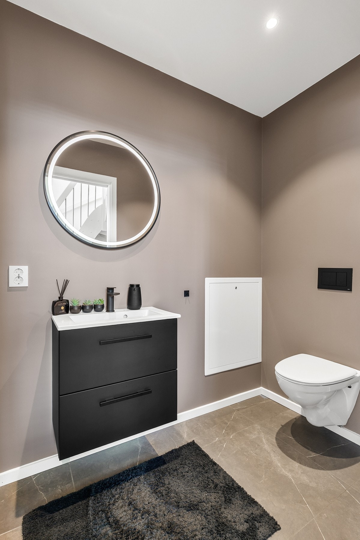 Separat toalettrom med flislagt gulv med varme og malte veggflater Galleribilde