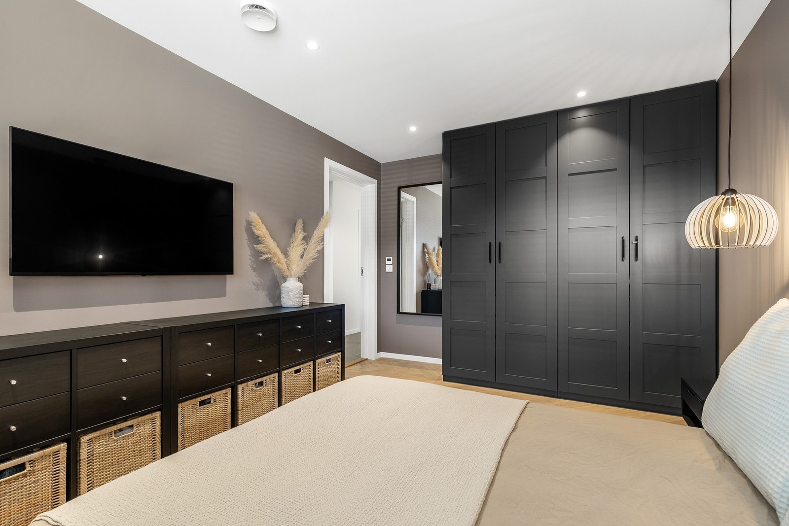 Hovedsoverommet er av svært god størrelse og har fin plass til dobbeltseng, nattbord og garderobeskap Galleribilde