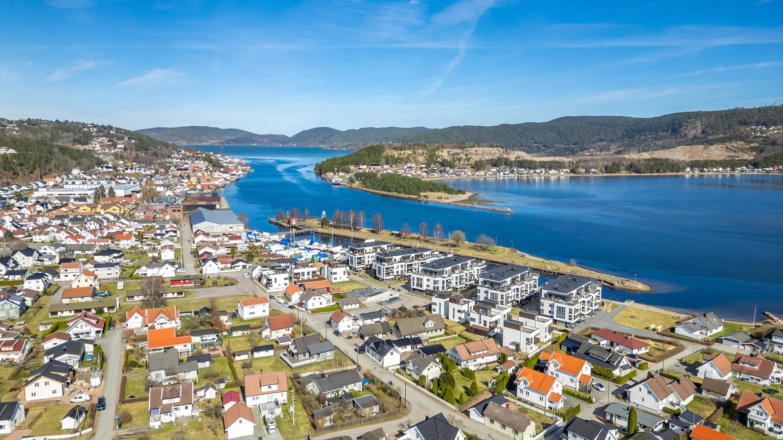 Svelvik sentrum med sine smale gater og sørlandspreg kan nås enkelt til fots Galleribilde