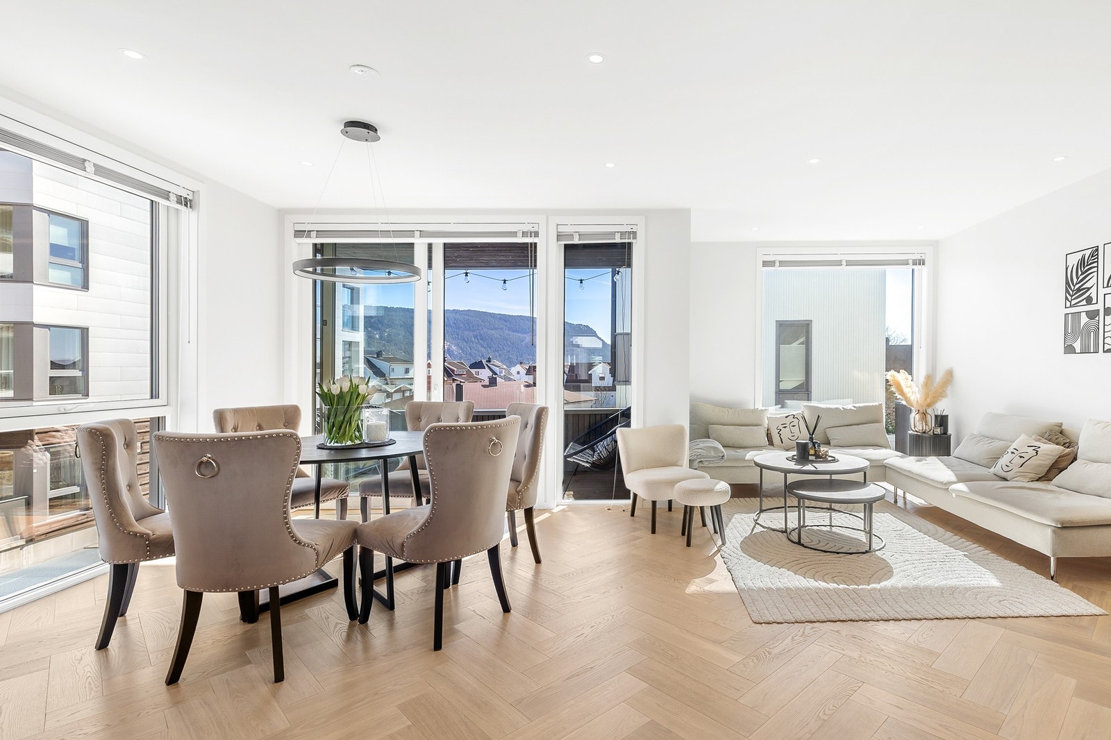 De store vinduene slipper inn rikelig med naturlig lys og gir gode utsiktsforhold Galleribilde