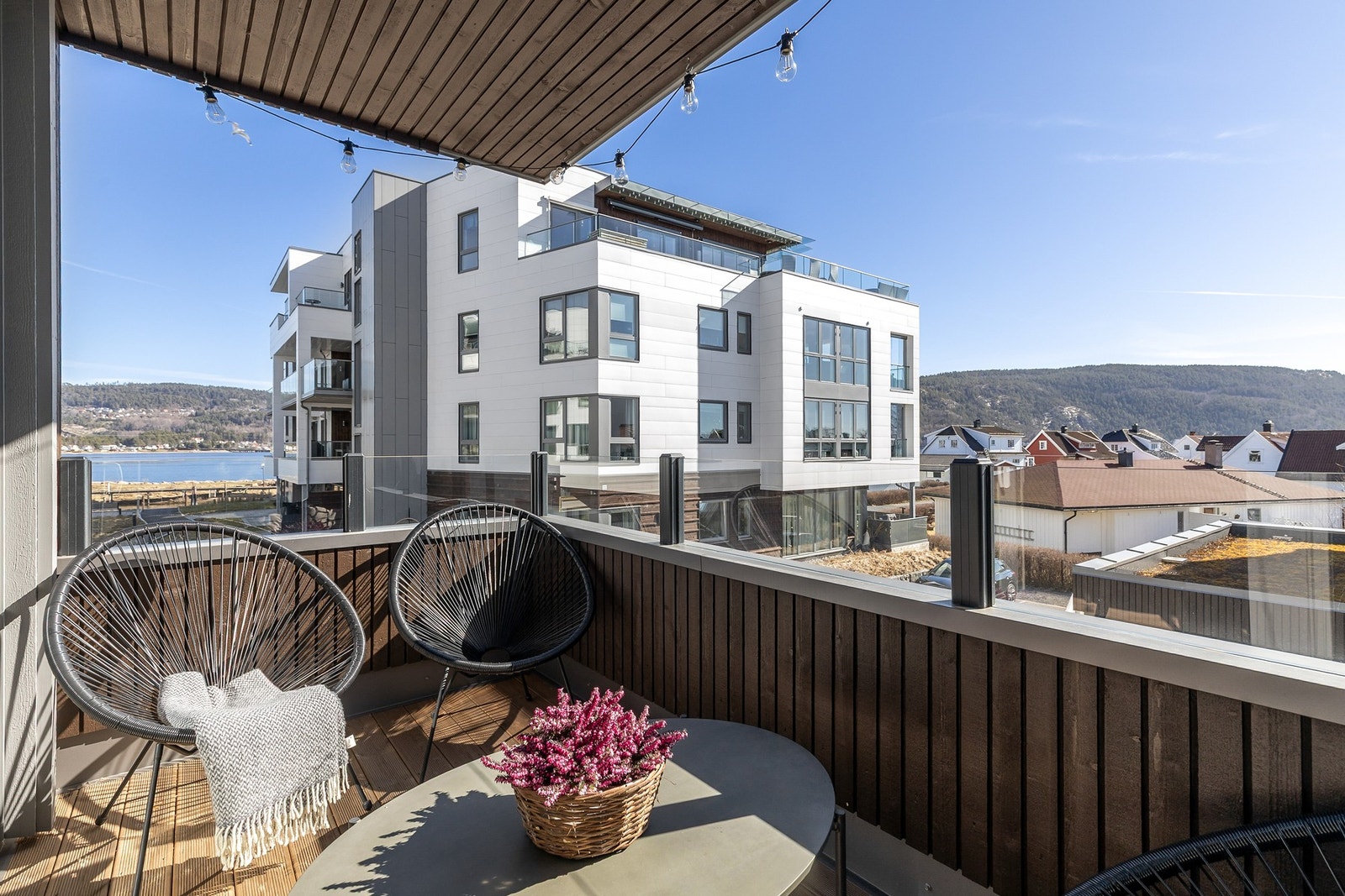 Fra stuen er det utgang til sørøstvendt balkong på ca. 5 kvm Galleribilde