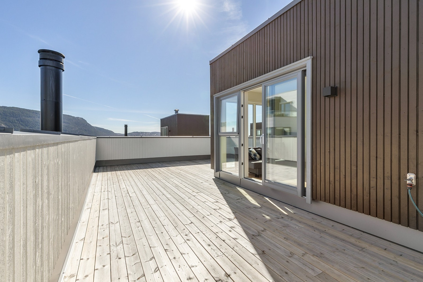 Eiendommen har en fantastisk takterrasse på 40 kvm, perfekt for solfylte dager og sosiale sammenkomster Galleribilde