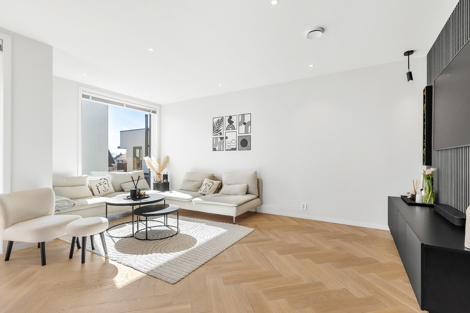 Rommet byr på god plass til både sofagruppe og spisebord Galleribilde