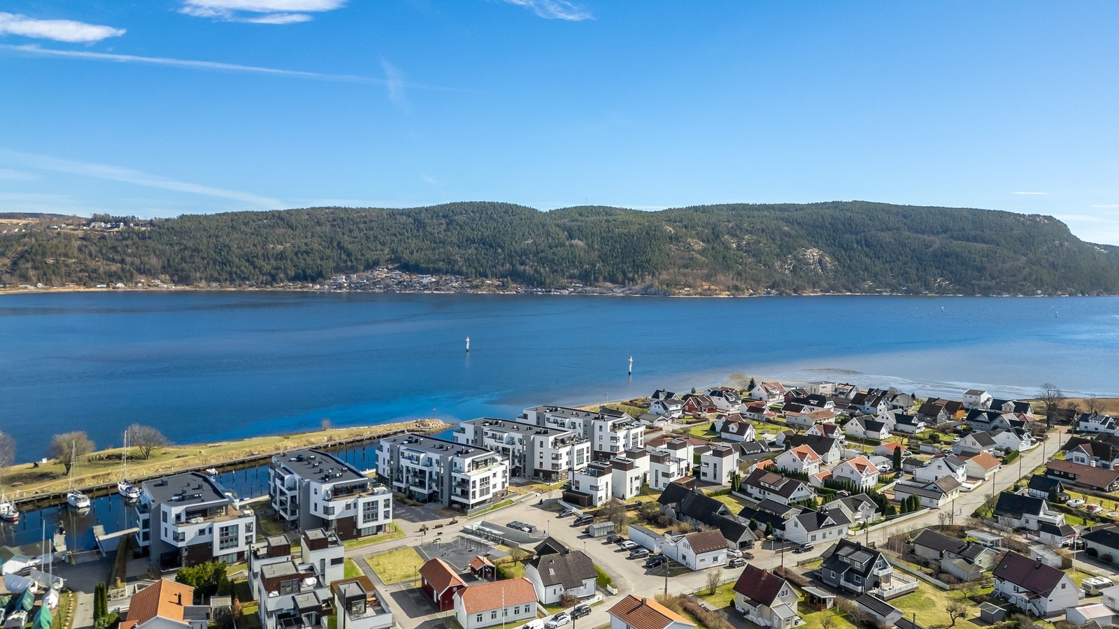 Beliggenheten byr på det beste av to verdener - den fredelige atmosfæren i et rolig og grønt boligområde, kombinert med kort vei til butikker, spisesteder og offentlig transport Galleribilde