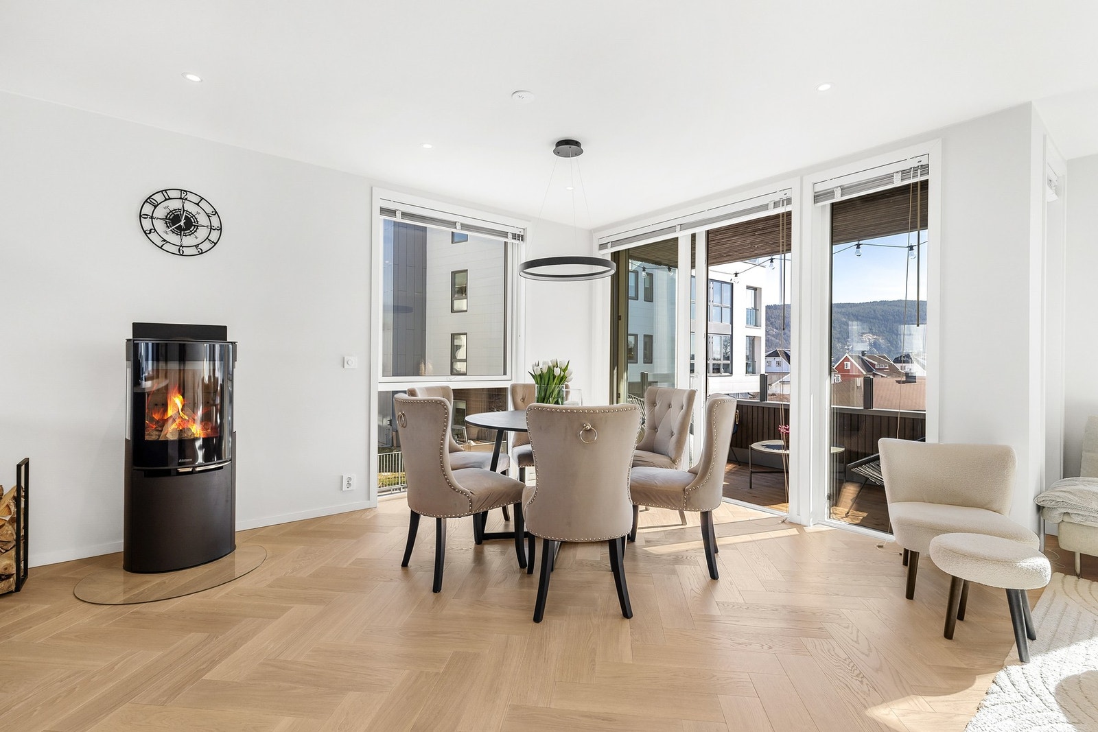 Den moderne peisovnen skaper en varm og hyggelig atmosfære på kalde dager Galleribilde