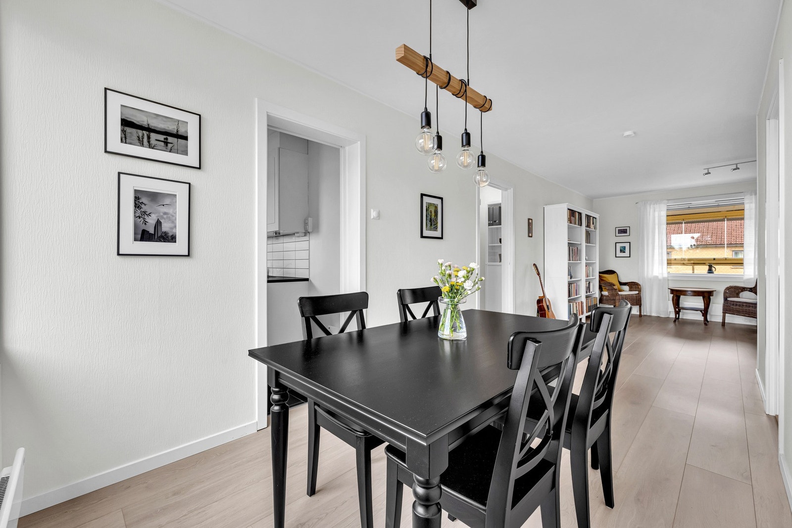 Naturlig plass til spisebord mellom kjøkkenet og stuen. Galleribilde