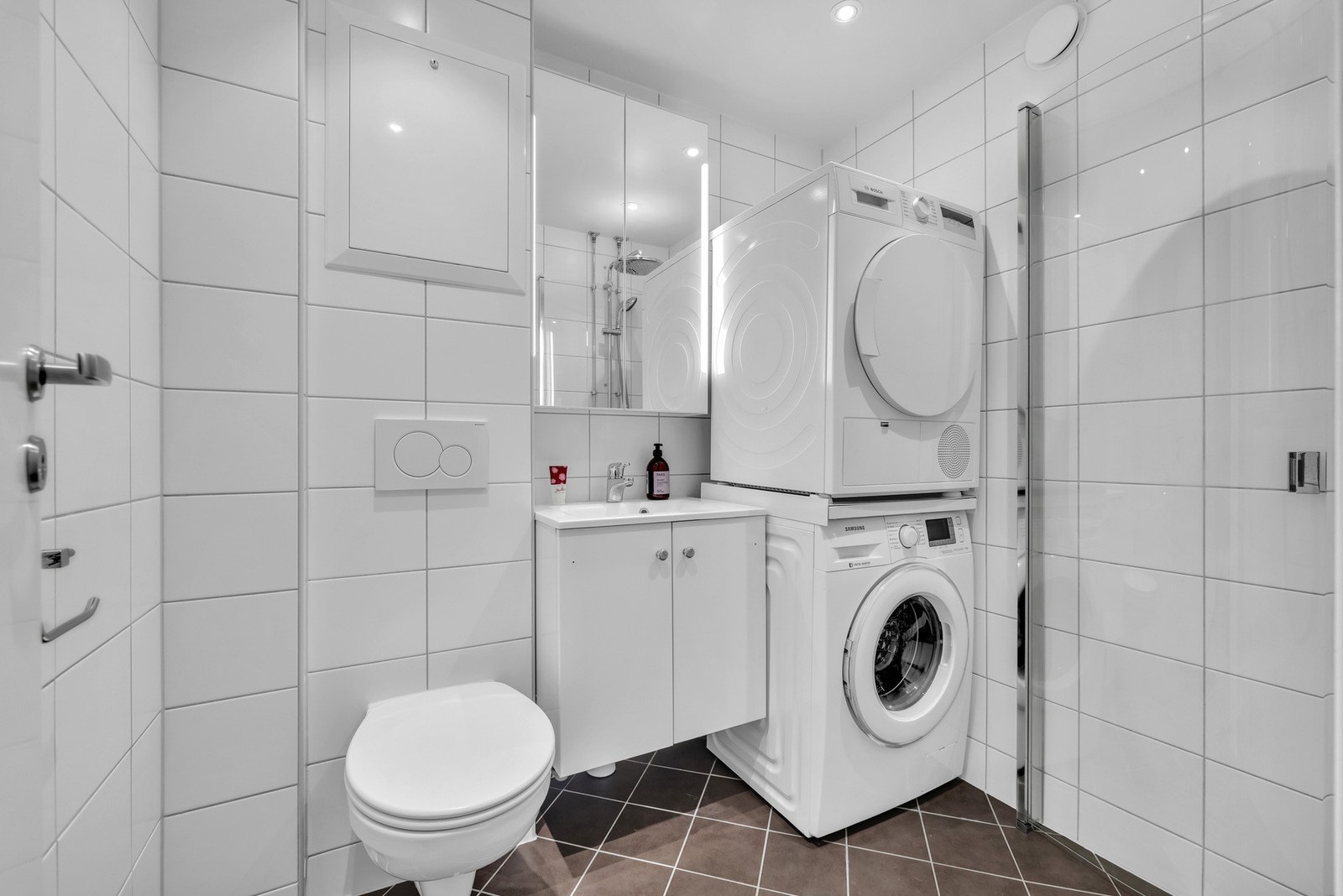 Flislagt bad med varmekabler i gulv rehabilitert i regi av borettslaget i 2016. Galleribilde