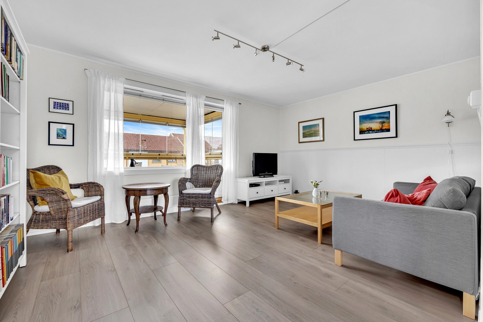 Store vindusflater sørger for rikelig med naturlig lysinnslipp i stuen. Galleribilde