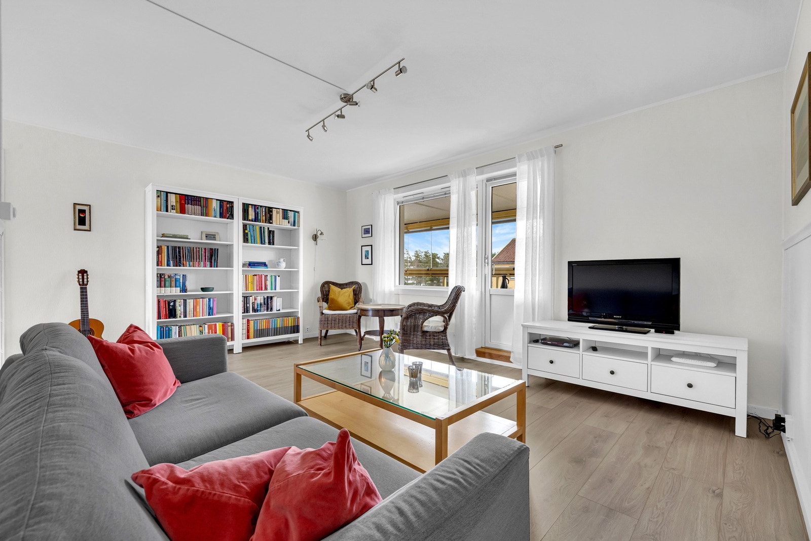 1- stav laminatgulv i stue, spisetue og hovedsoverom lagt i 2019. Galleribilde