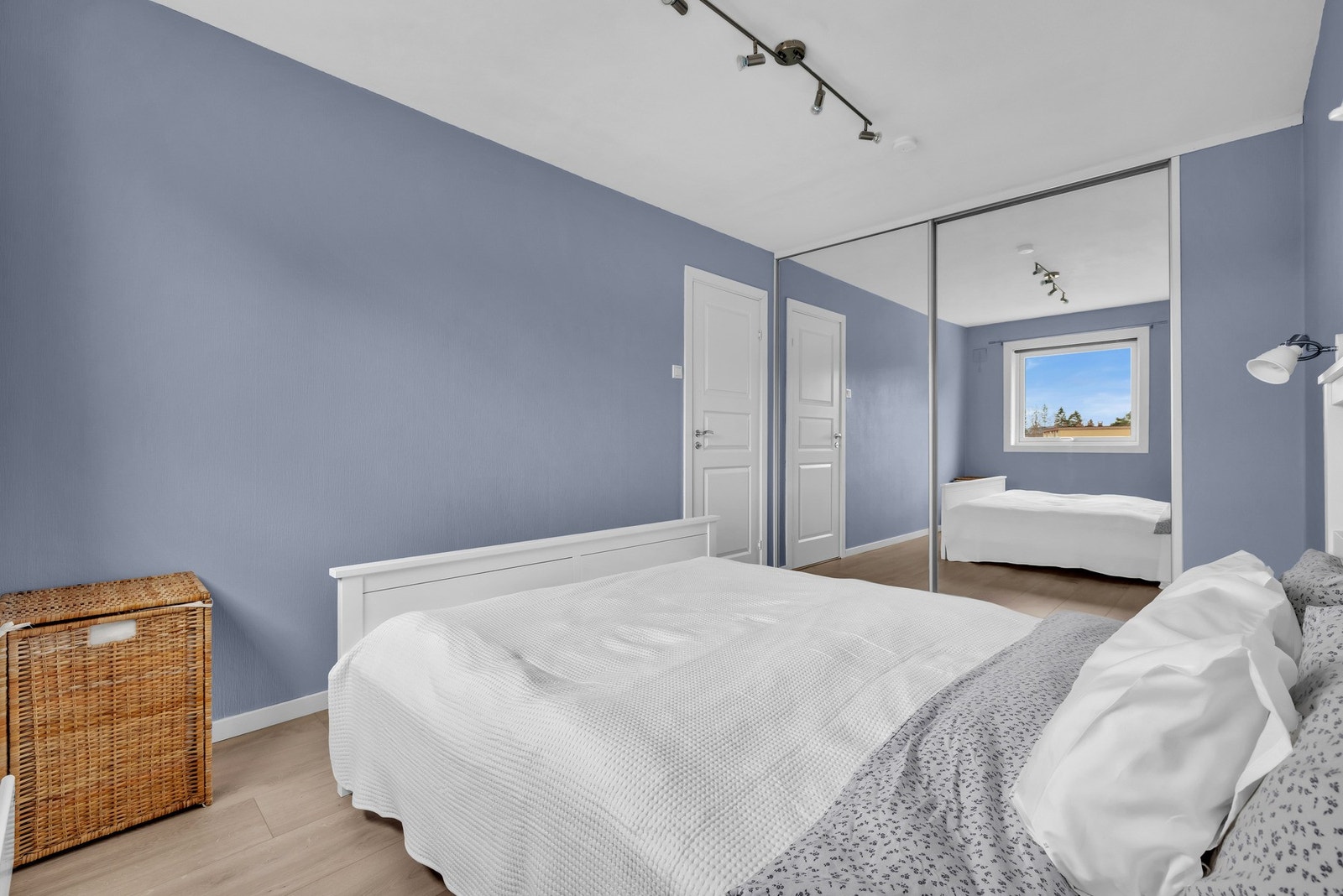 Stor speilbelagt skyvedørsgarderobe. Galleribilde