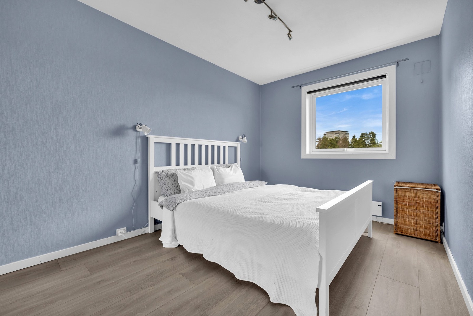 Romslig hovedsoverom vendt mot bakgård. Galleribilde