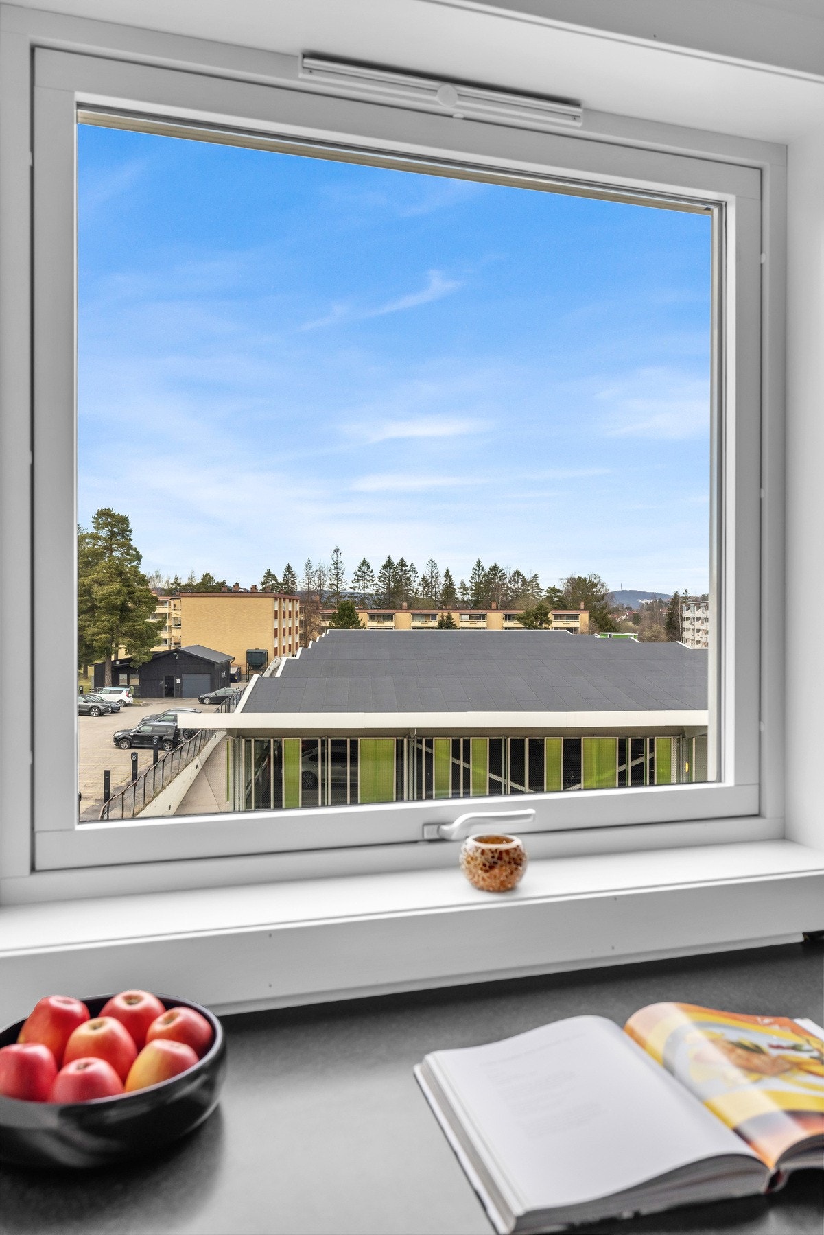 Hyggelig utsikt fra kjøkkenvinduet. Galleribilde