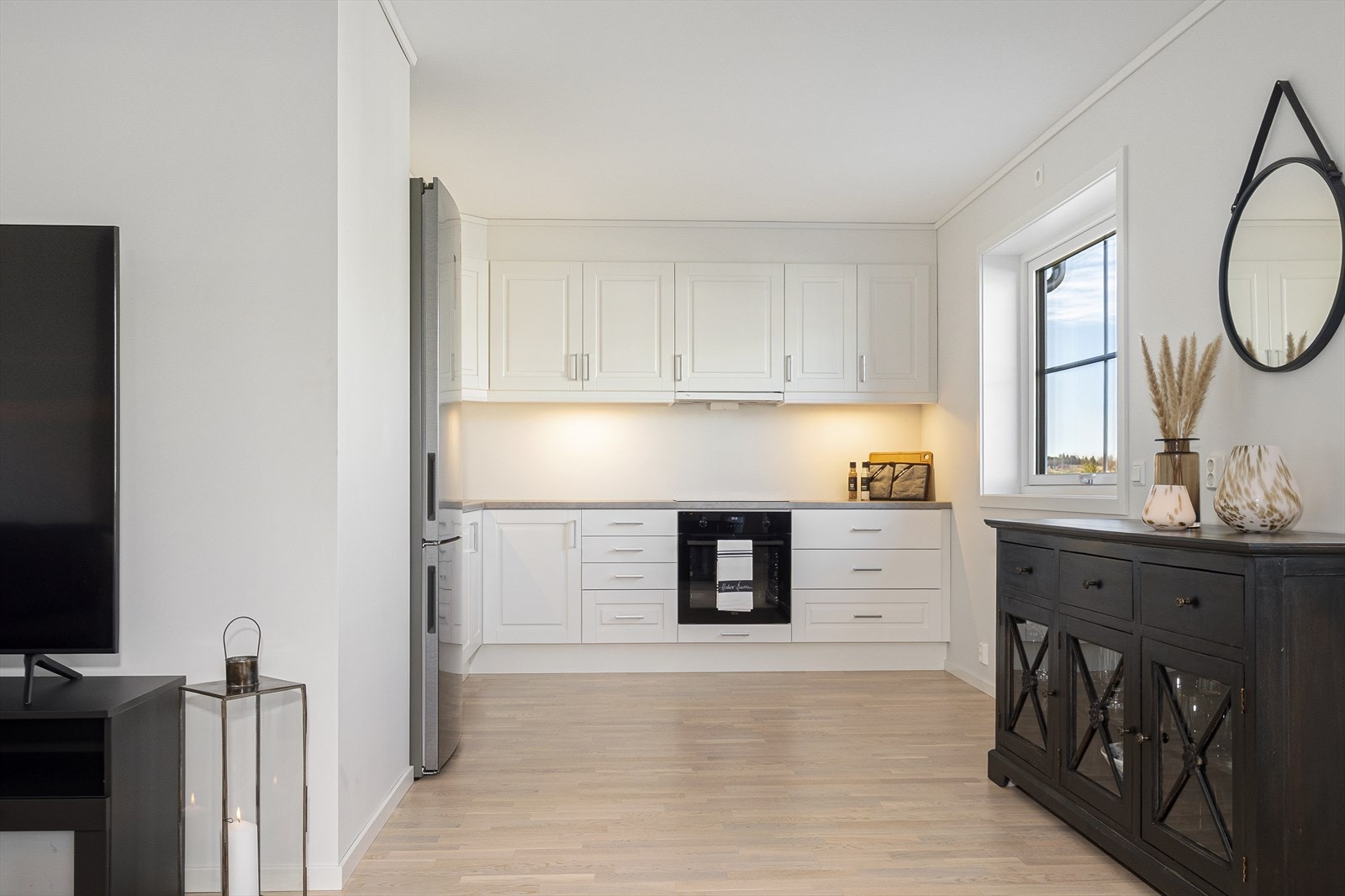 De fleste hvitevarer er innredet og medfølger i handelen slik som induksjonstopp, komfyr og oppvaskmaskin. Galleribilde