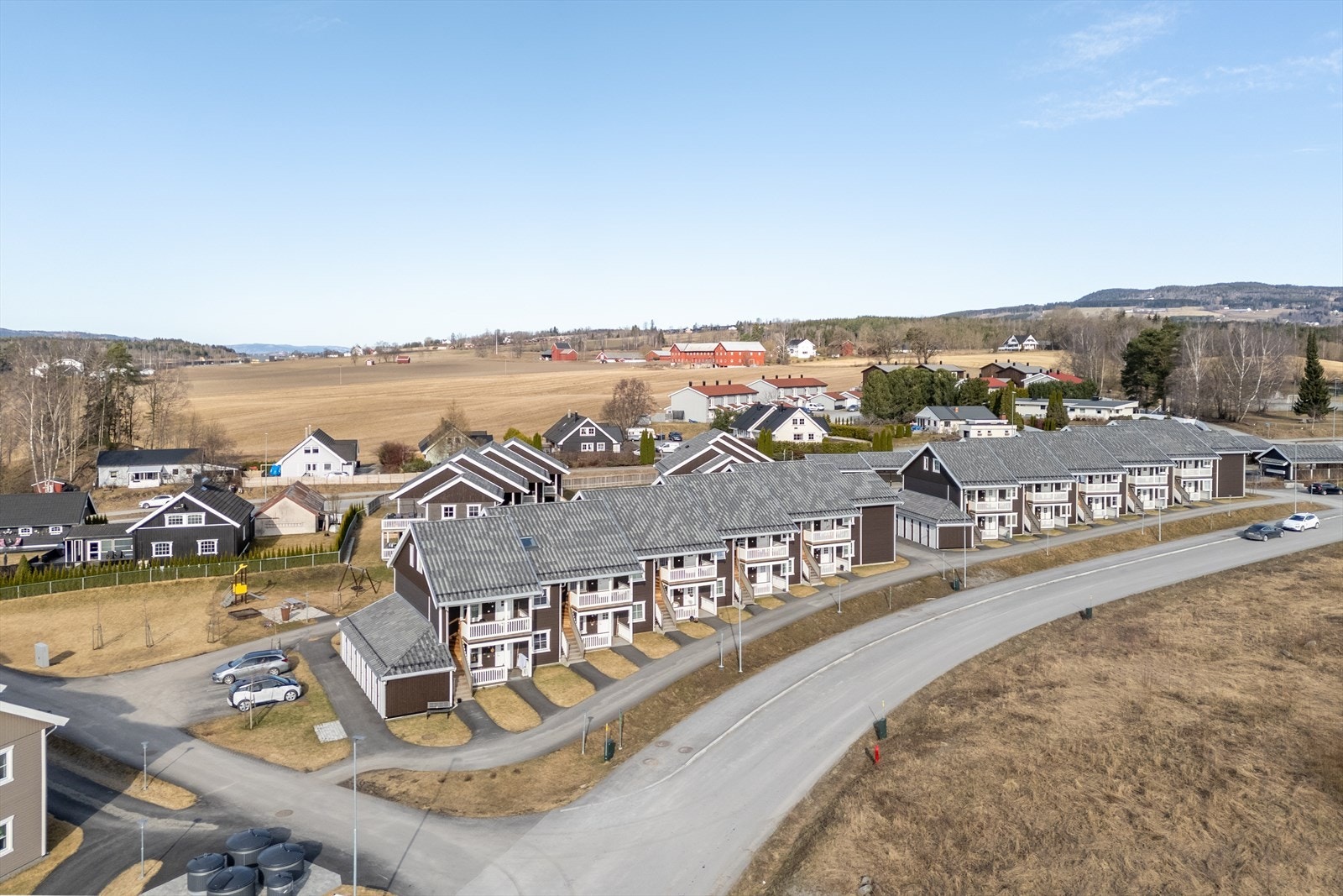 Sommeren kan med fordel tilbringes på Koigen ved Mjøsas bredde - et flott opparbeidet parkområde med skatepark, sandvolleyballbaner og deilige sandstrender. Galleribilde