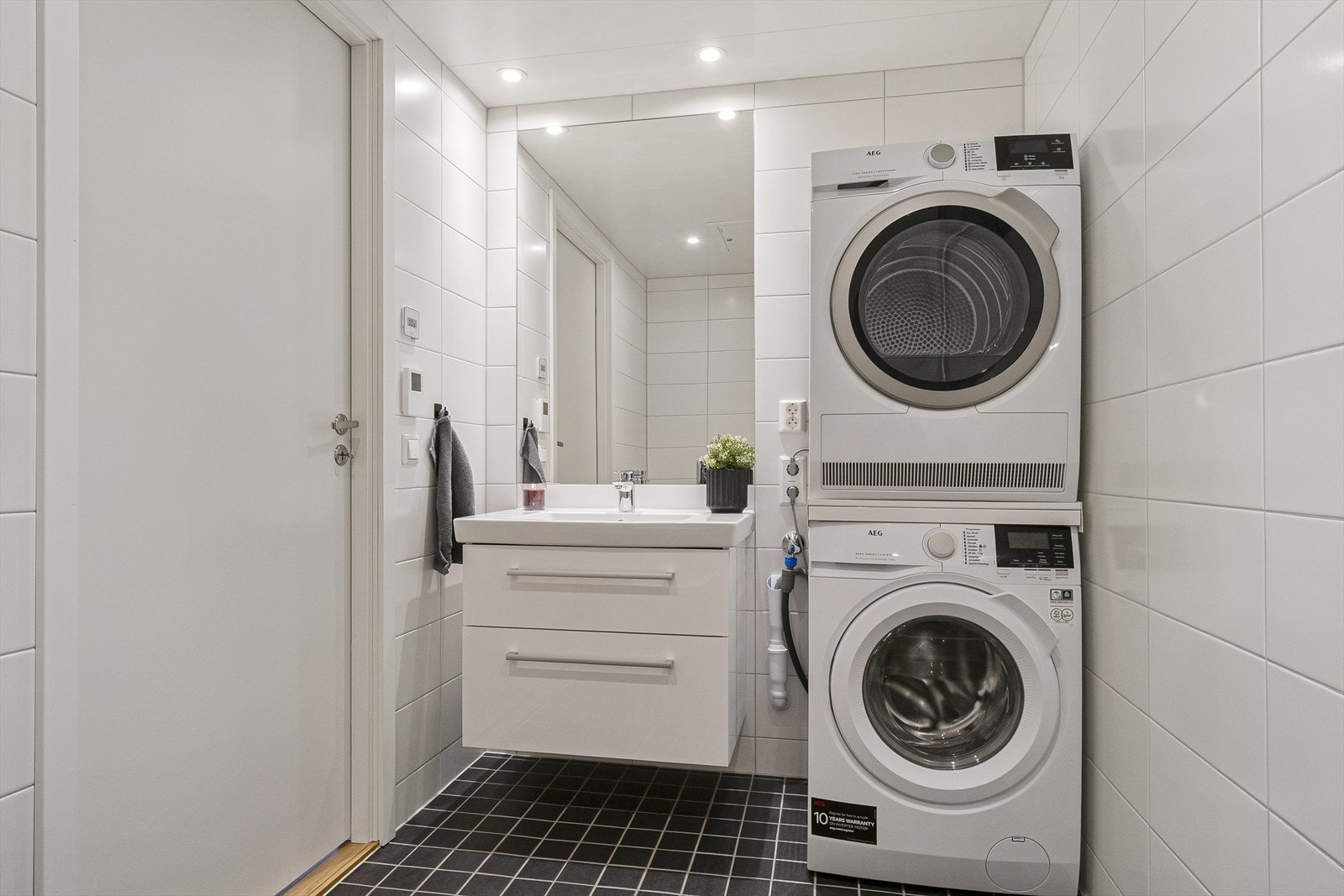 Lyst og lekkert baderom med tilstandsgrad 1 på "alt". Galleribilde