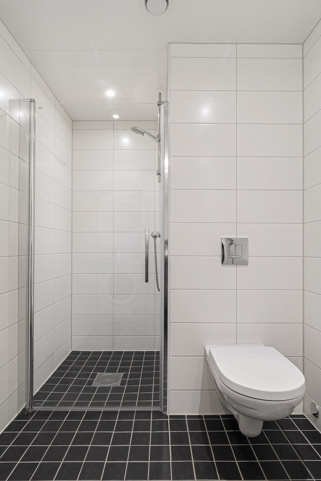 Rommet har pene overflater og dimmbar belysning i tak. Galleribilde