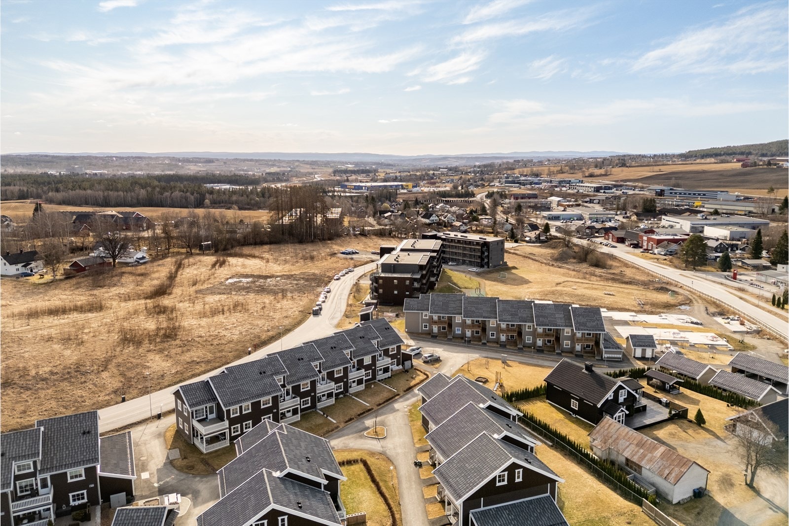 Fra eiendommen er det drøye to kilometer til Kirkenær barneskole. For elever i ungdomstrinnene er det gangavstand til Furnes ungdomsskole. Galleribilde
