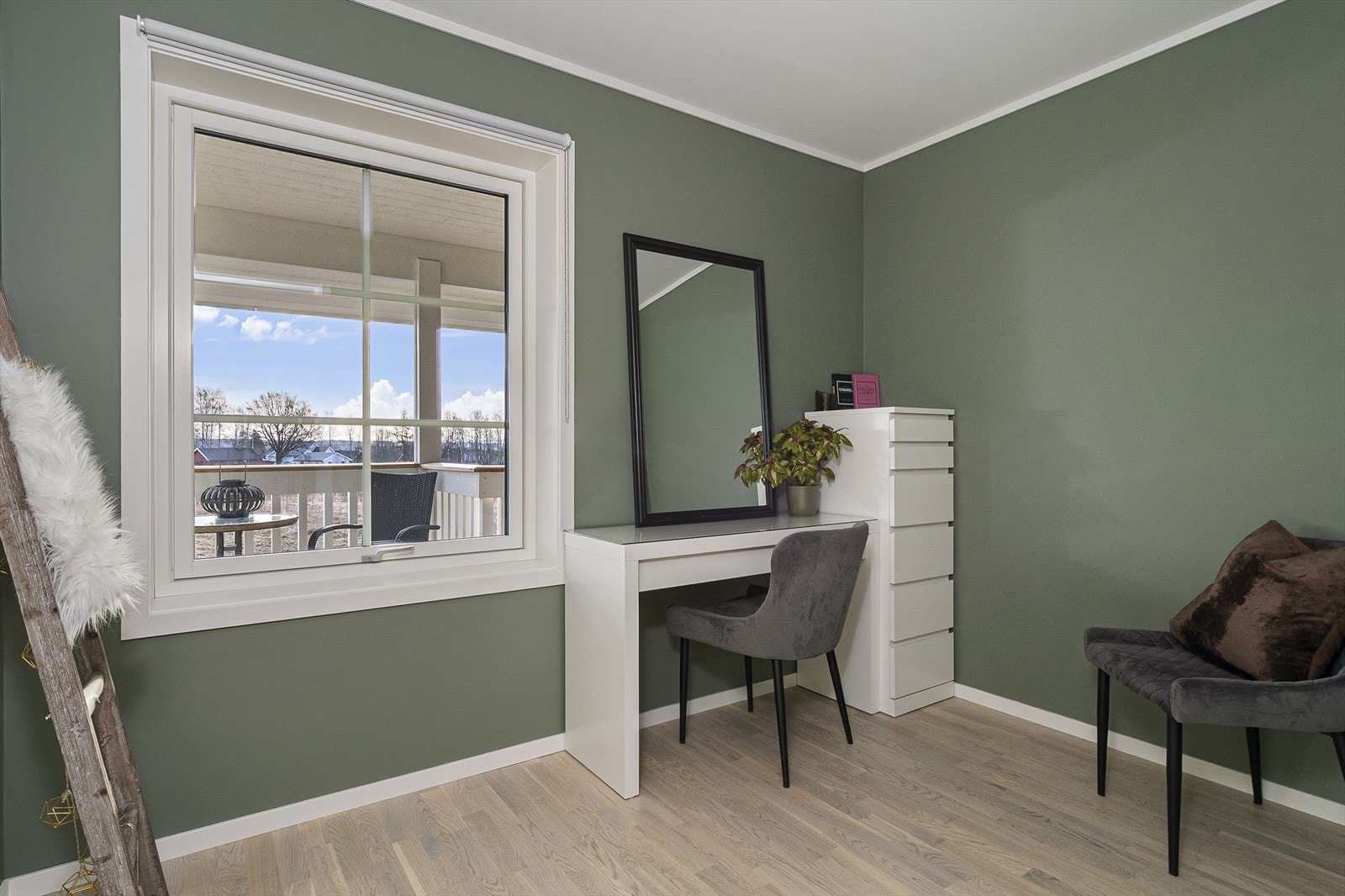 Soverom 2 med plass til seng, pult og garderobeløsning. Galleribilde