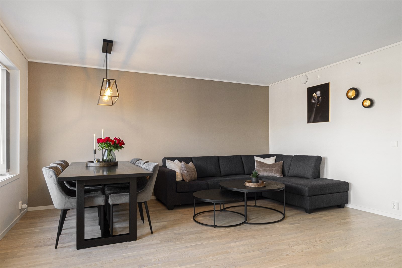 Moderne attributter som leiligheten byr på er for eksempel fjernvarme og balansert ventilasjon som bidrar til et ekstra behagelig inneklima. Galleribilde