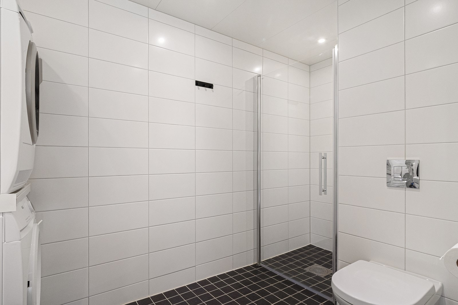 Romslig dusjnisje med glassdør. Galleribilde