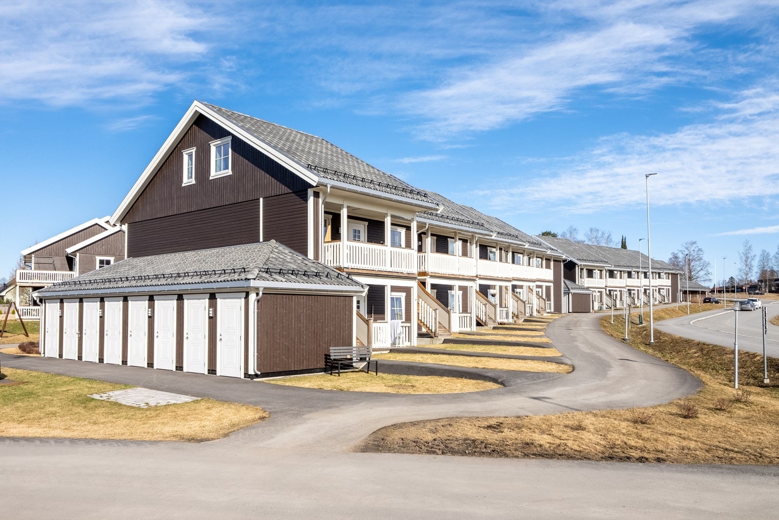 Ryddig og pent uteområde. Like ved husveggen følger bod med leiligheten. Galleribilde