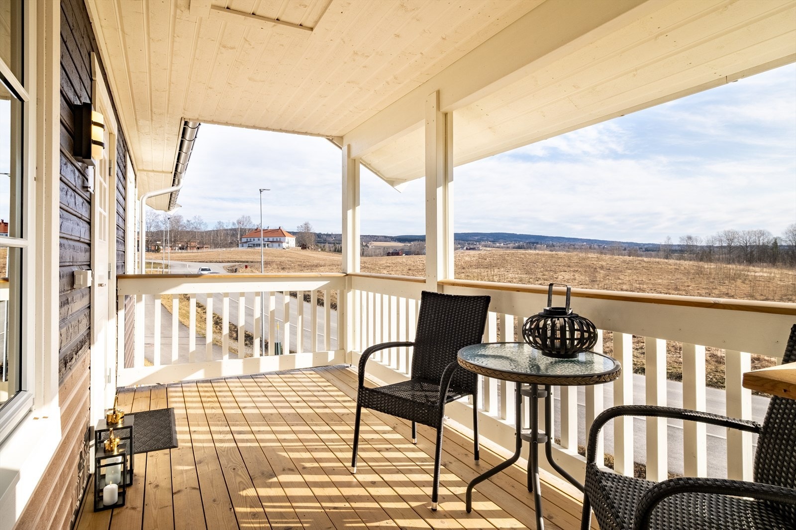 Hyggelig og overbygget inngangsparti med god plass til utemøbler. Galleribilde