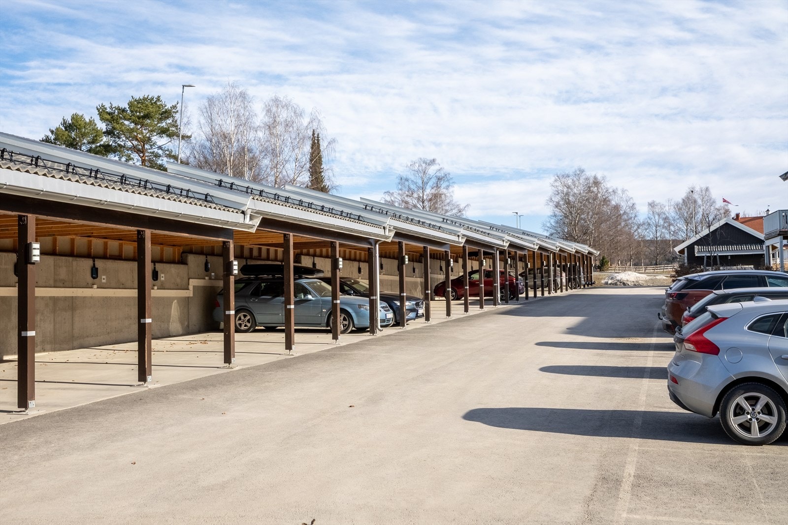 Sameiet har et stort og pent fellesareal hvor det er fast carport med lademulighet og privat bod rett ved egen husvegg. Galleribilde
