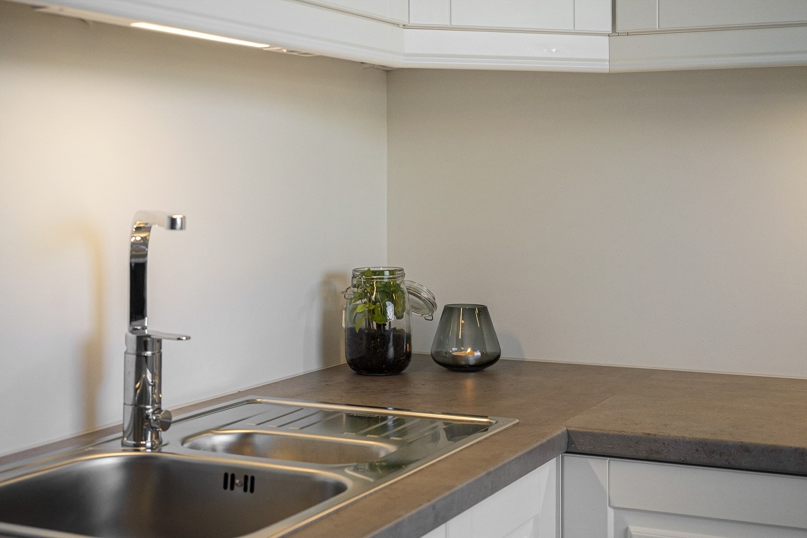 Leiligheten har moderne standard, uten noen strakstiltak anmerket i tilstandsrapport utarbeidet i forbindelse med salget. Galleribilde