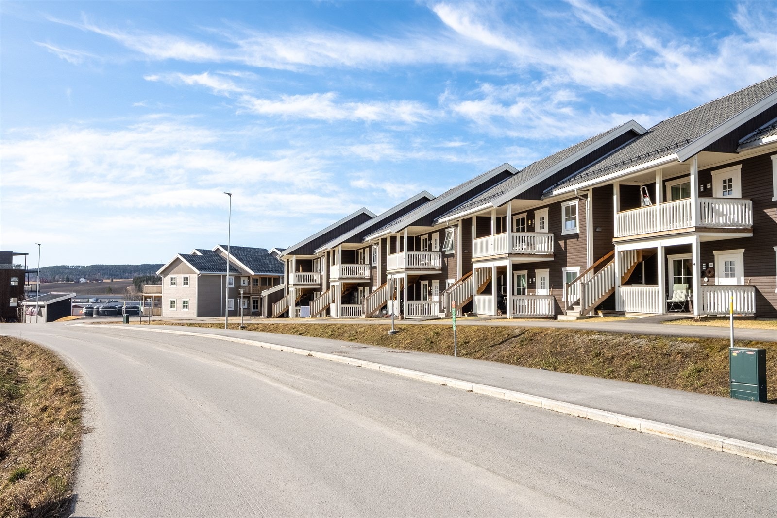 Gangavstand til Kiwi Nydal. Ønsker du ytterligere servicetilbud har Mølla storsenter i Brumunddal sentrum et rikt og variert utvalg. Kun 10 minutters kjøretur til Hamar, som videre kan by på rikelig med fasiliteter og servicetilbud. Galleribilde