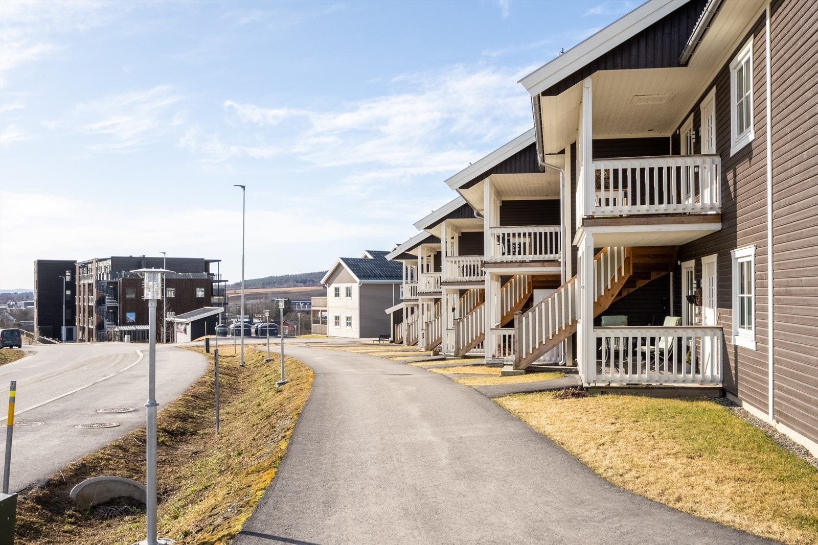Sentral beliggenhet med rask ferdsel både til Brumundal og Hamar. Galleribilde