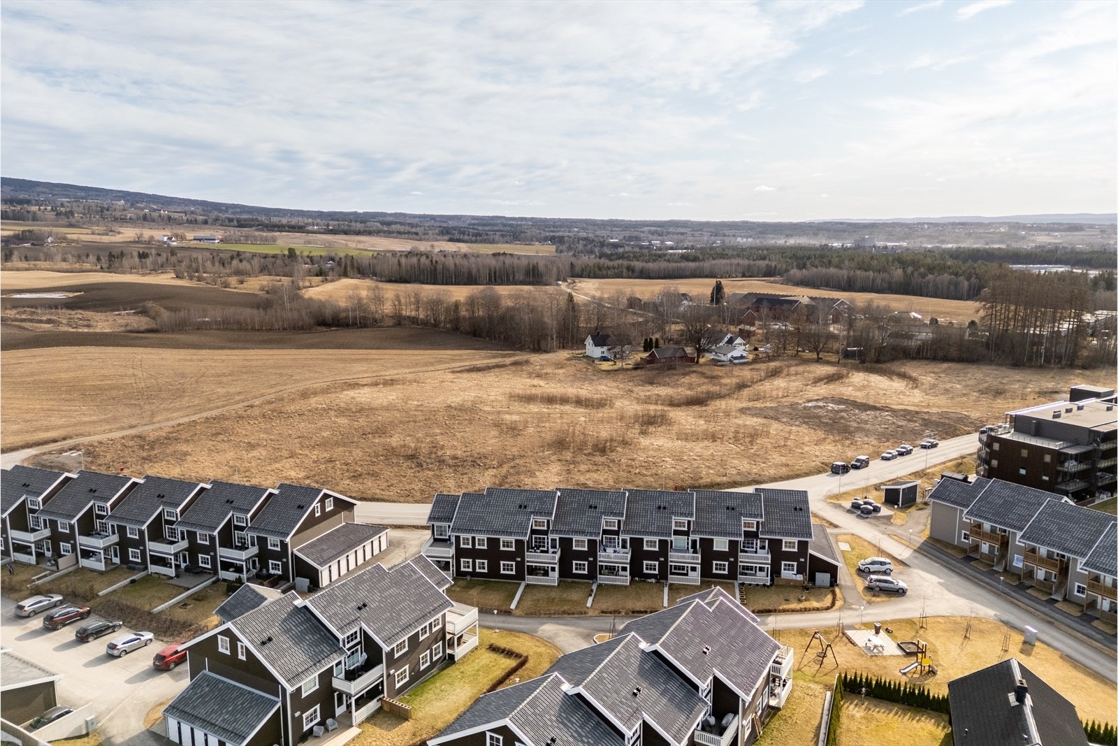 Området byr på offentlig kommunikasjon i form av buss. Fra Hamar togstasjon tar toget deg til Oslo S på ca. 1 time og 20 min. Galleribilde