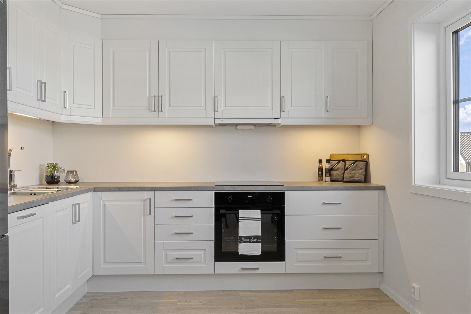 Kjøkkenet kan ellers by på tekniske installasjoner som komfyrvakt og vannstoppesystem for et ekstra trygt miljø. Galleribilde