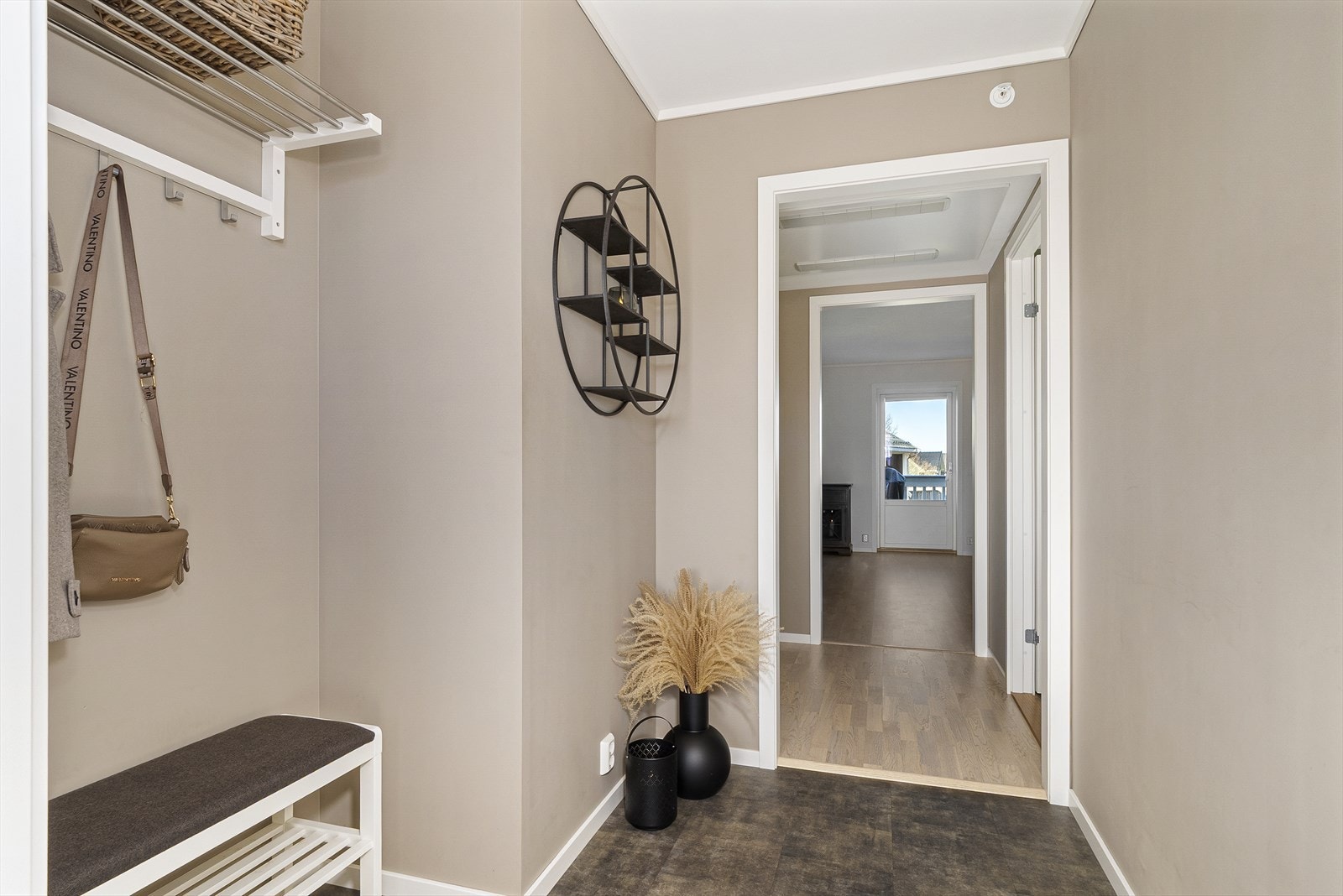 Leiligheten har en dus fargepalett. Galleribilde