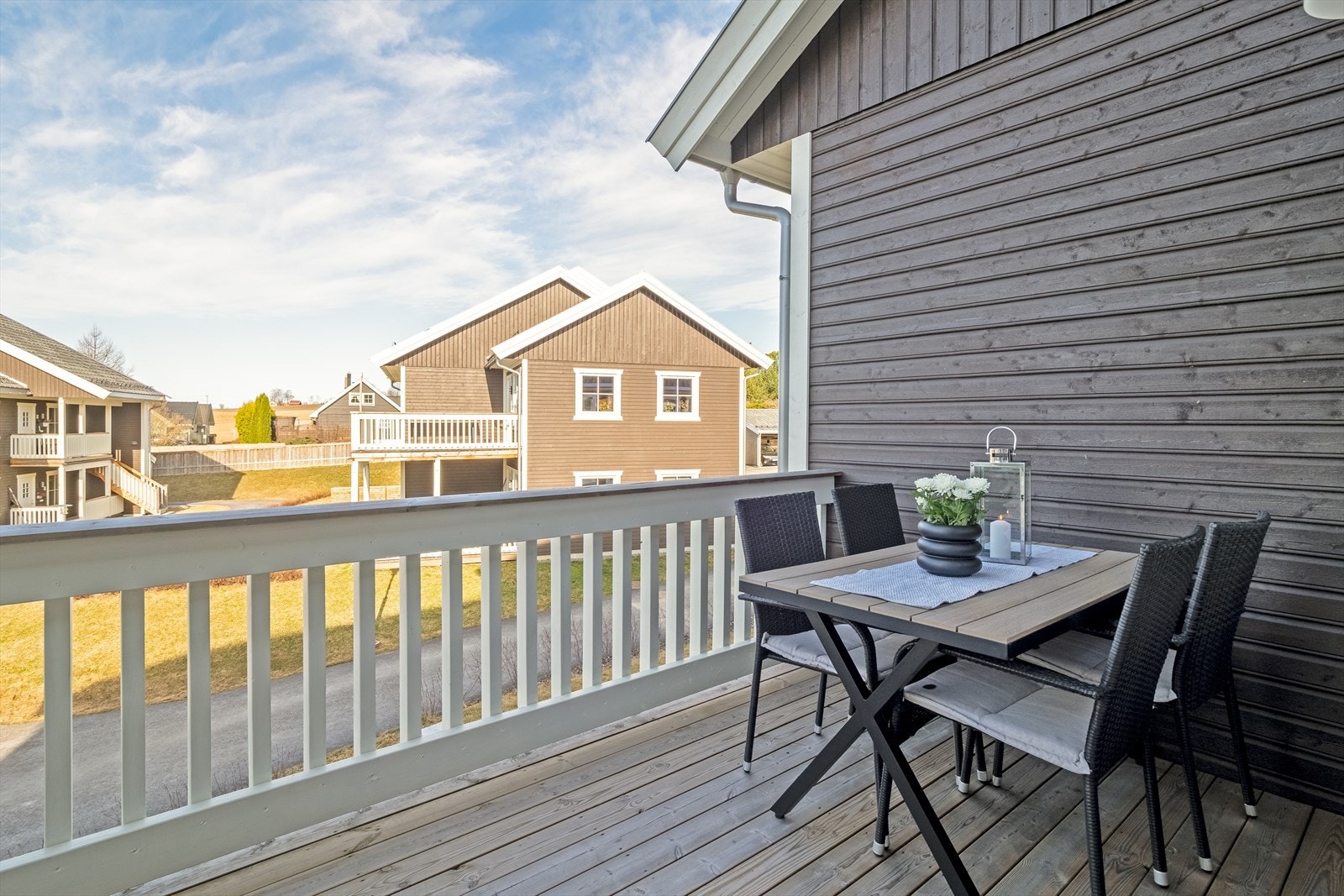 I forlengelse av stuen ligger vestvendt veranda med ettermiddags- og kveldssol og hyggelig utsyn over sameiets fellesareal. Galleribilde