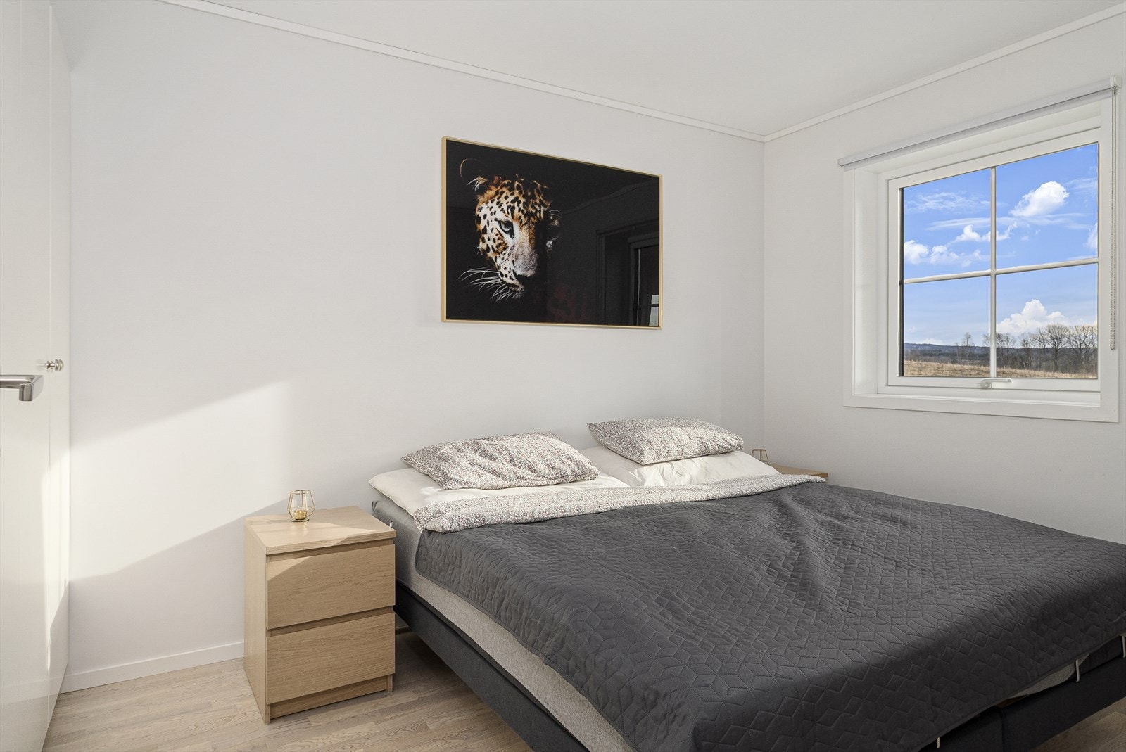 Leiligheten er innredet med to soverom, begge med garderobeløsninger som medfølger i handelen. Galleribilde