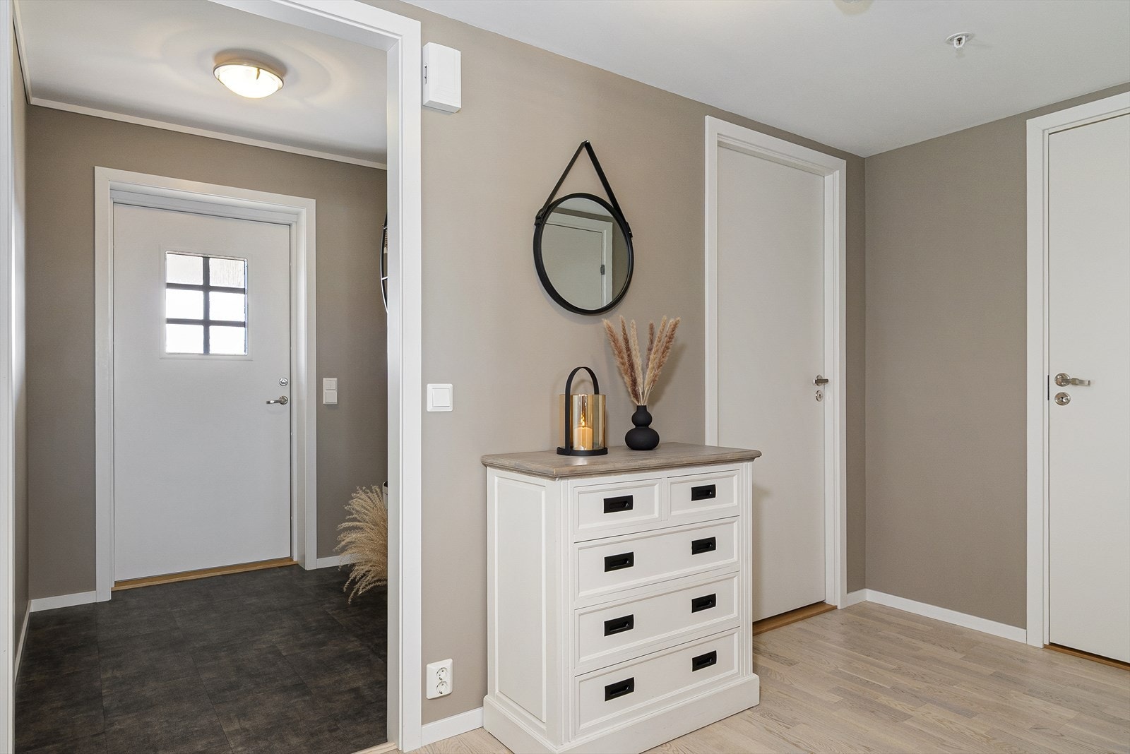 Velkommen inn! Leiligheten har en praktisk entré med garderobeplass. Galleribilde