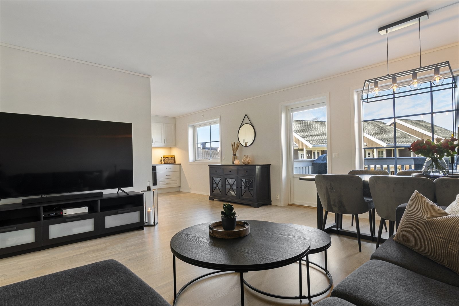 Lyst og åpent. Leiligheten har en populær løsning med kjøkkenet liggende noe tilbaketrukket. Her kan du dele rommet mer av med kjøkkenøy eller avlastningsbord, eller beholde den åpne løsningen slik det er i dag for fri flyt i rommet. Galleribilde