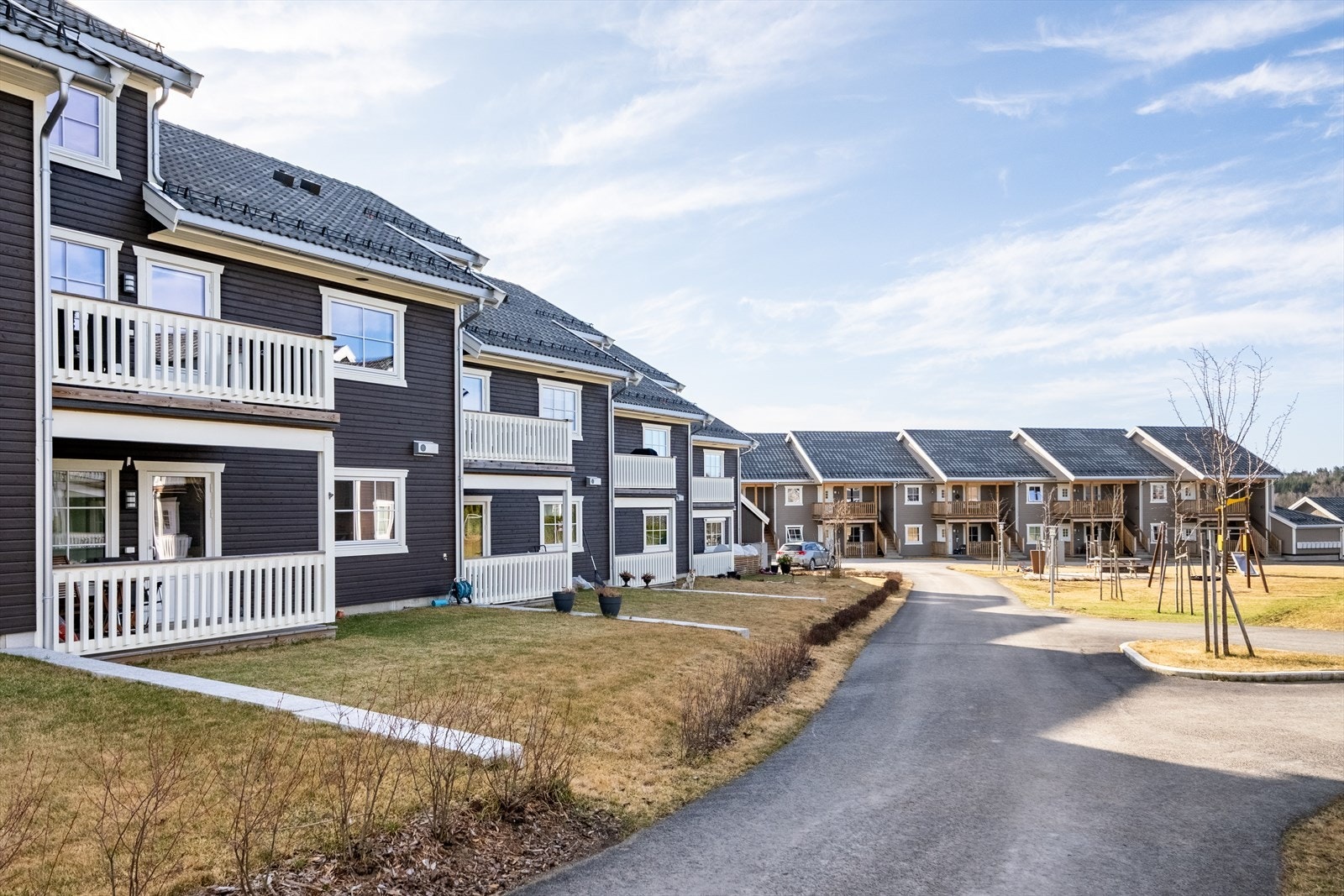 Gjør deg klar for en enkel hverdag. Tjenester som snøbrøyting og strøing er satt bort og sameiet har robotgressklipper som klipper fellesplenene. Galleribilde