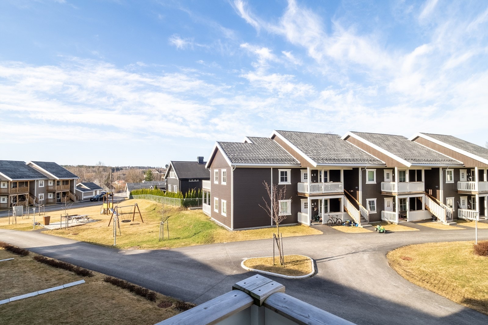 Leiligheten ligger i bygningens 2. etasje og er tilbaketrukket fra trafikkstøy inne på boligtunet. Galleribilde