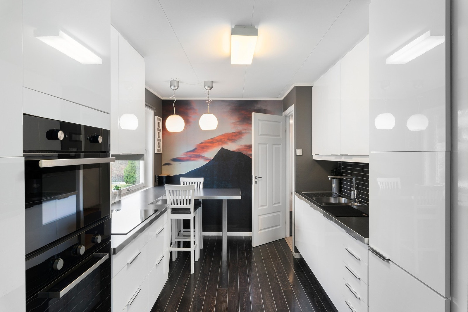 Kjøkkenet har induksjonstopp og det er demping på skuffer og skap. Galleribilde