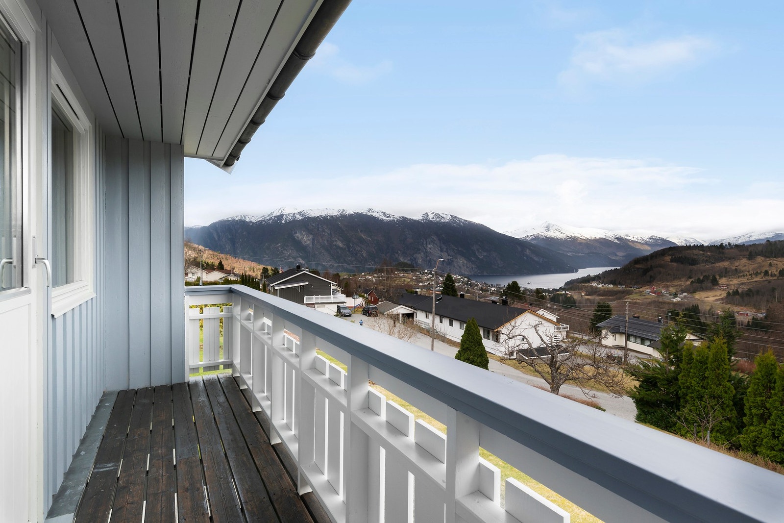 Fra hovedsoverommet har man også utgang til mindre luftebalkong med østvendt orientering og utsikt mot Valldal og Fjørå. Galleribilde