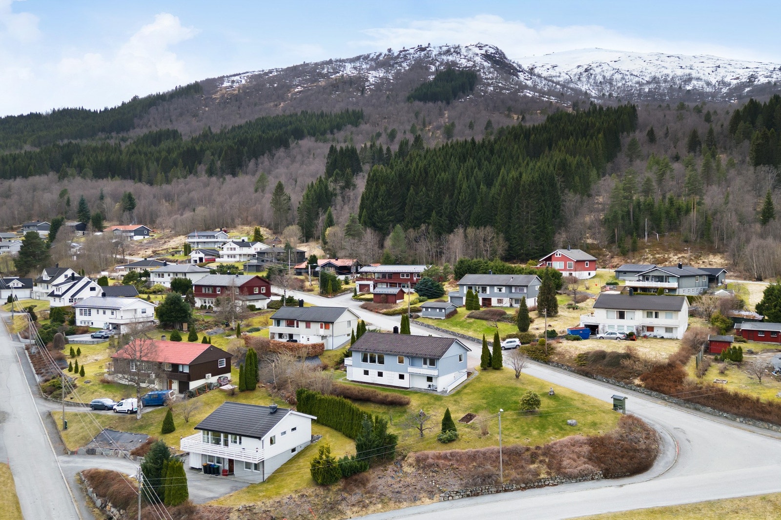 Eiendommen ligger fint til i byggefeltet og har hjørnetomt med utsikt og beplantet hage. Galleribilde
