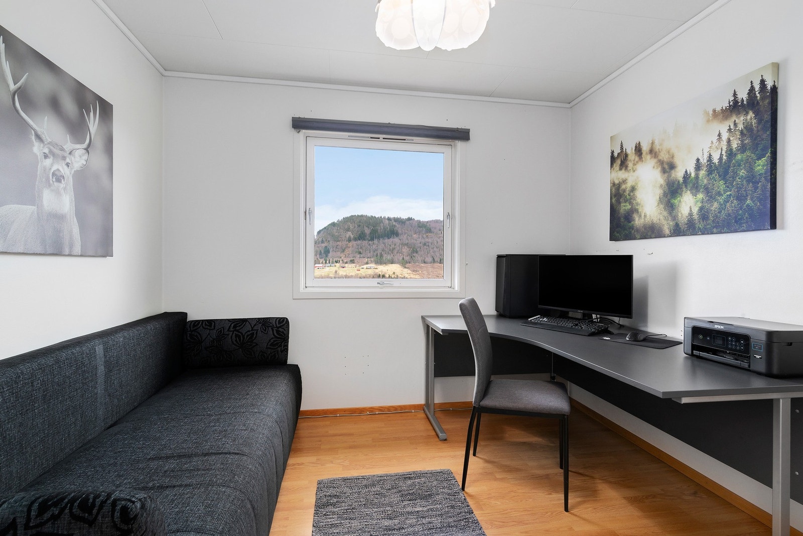 Her har man annet soverom i hovedetasjen, i dag brukt som selgers kontor. Galleribilde