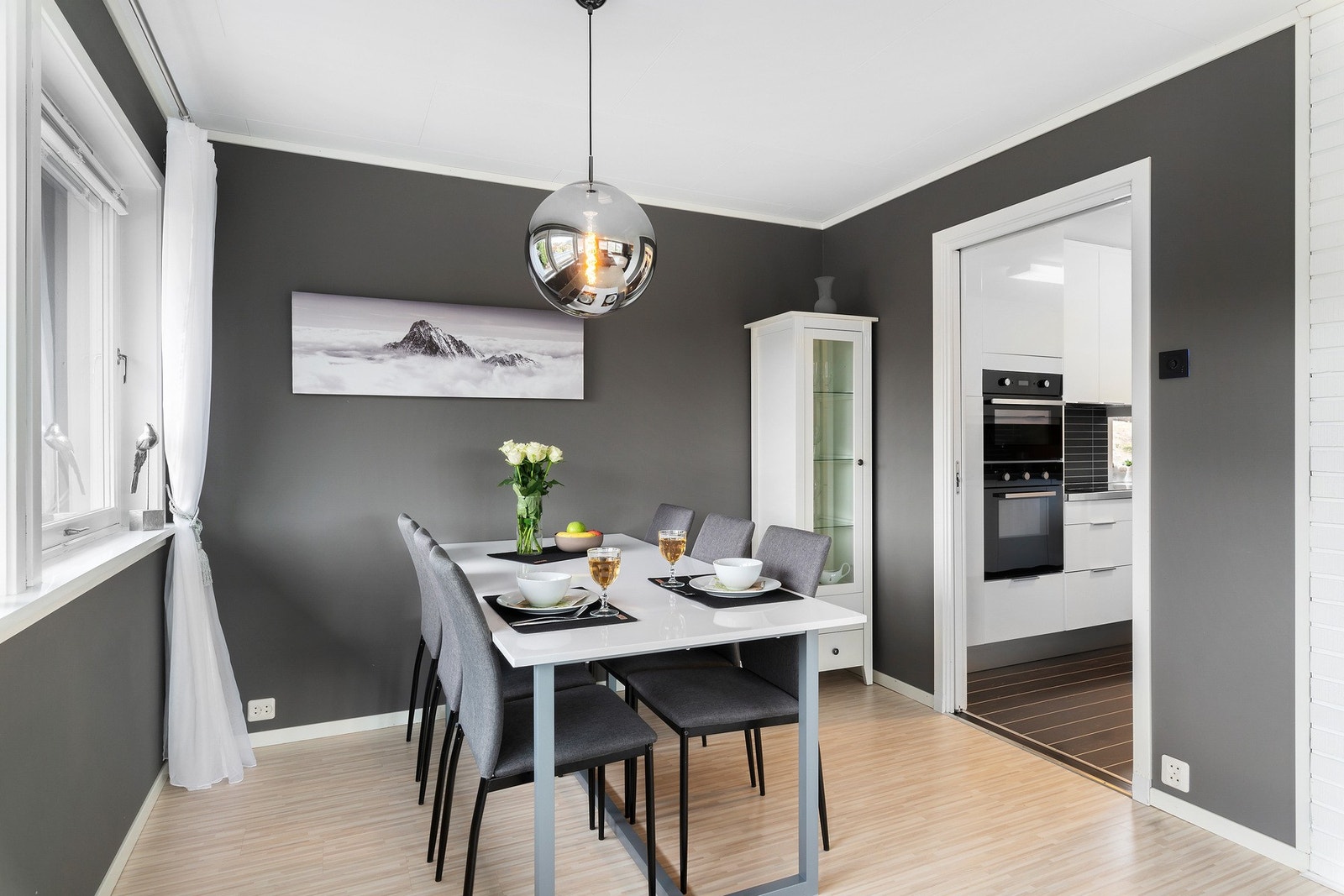 Ved siden av kjøkkenet er det egnet plass for spisegruppe Galleribilde