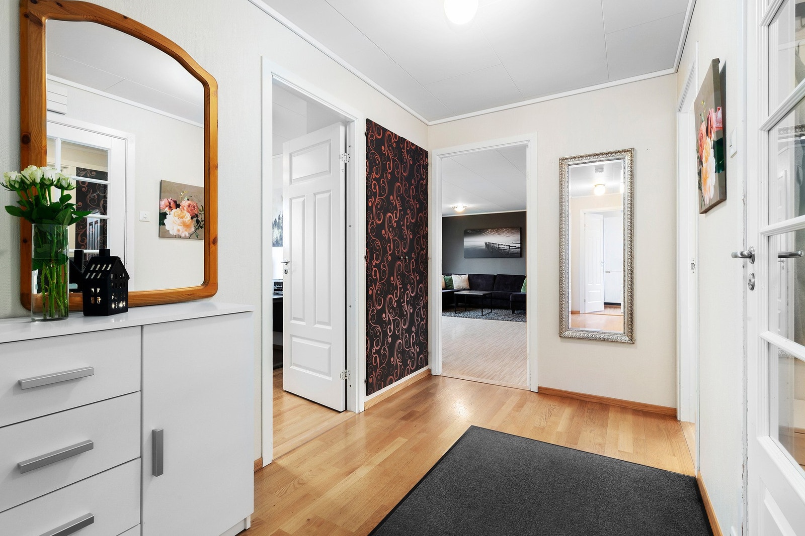 Ta kontakt med megler i god tid før visning dersom du har spørsmål om eiendommen. Galleribilde