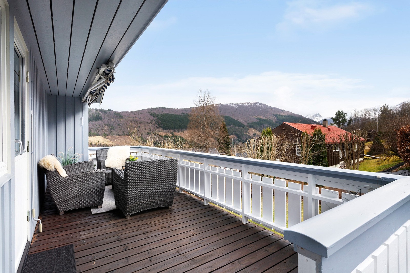 Verandaen er delvis overbygd, terrassedør fra anslagsvis begynnelsen av 2000- tallet Galleribilde