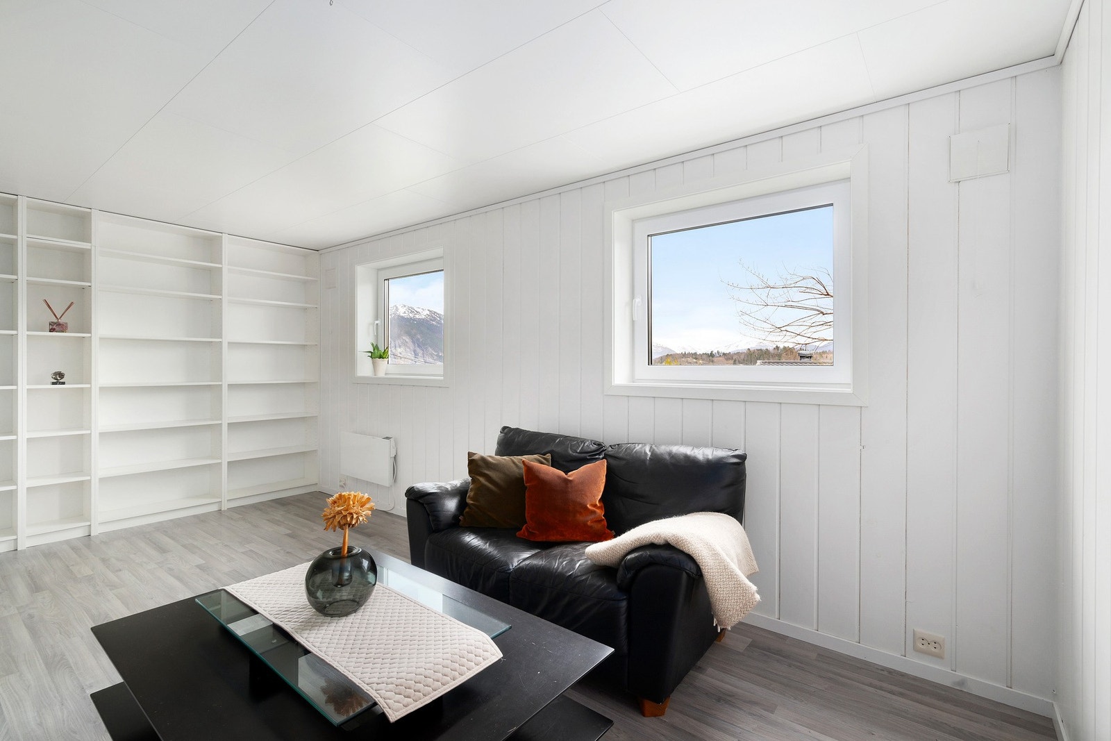 I hobbyrom/kjellerstue er det nye vinduer og laminatparkett på gulv Galleribilde