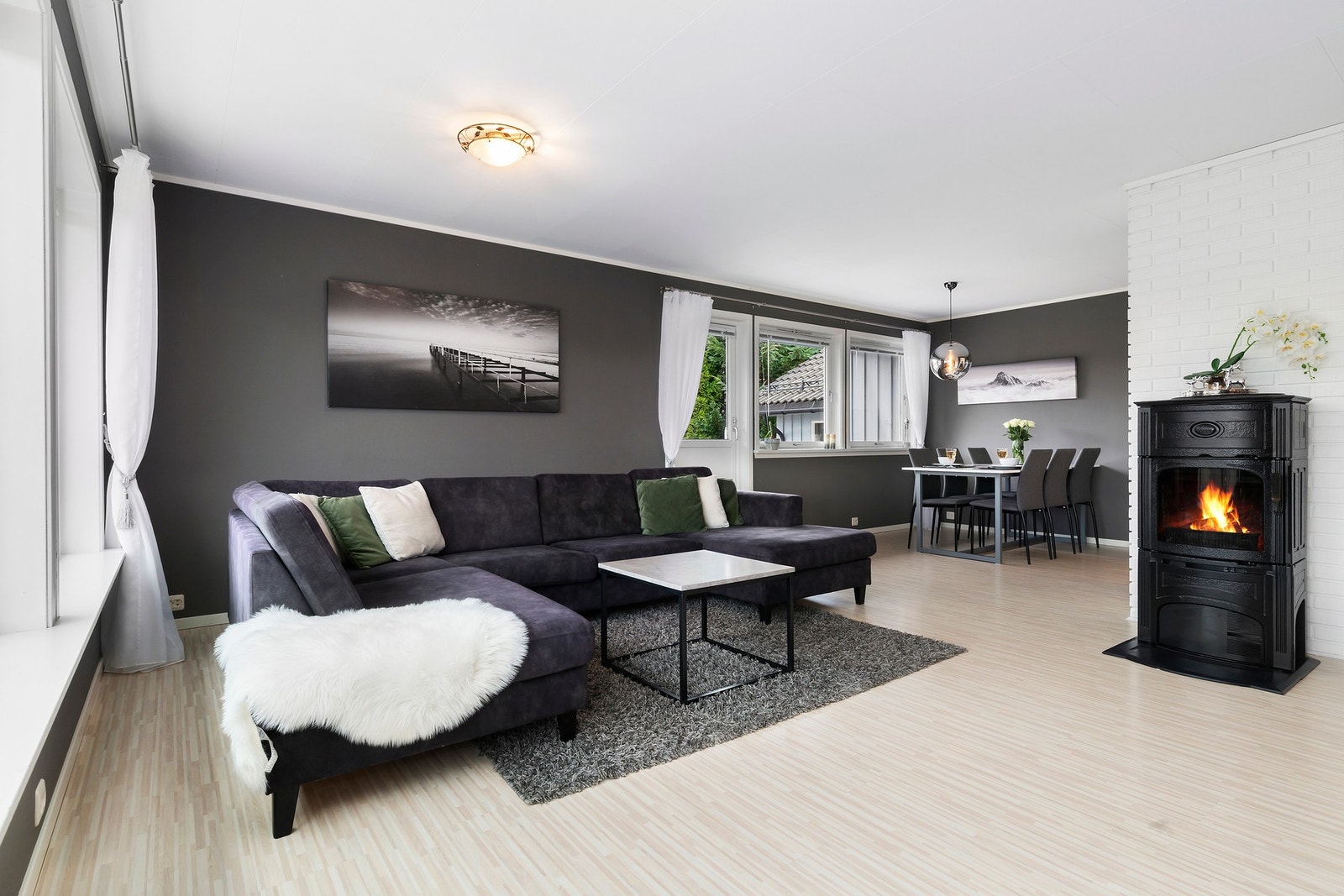 Fra stue er det utgang til solrik terrasse. Legg også merke til dekorativt ildsted. Galleribilde