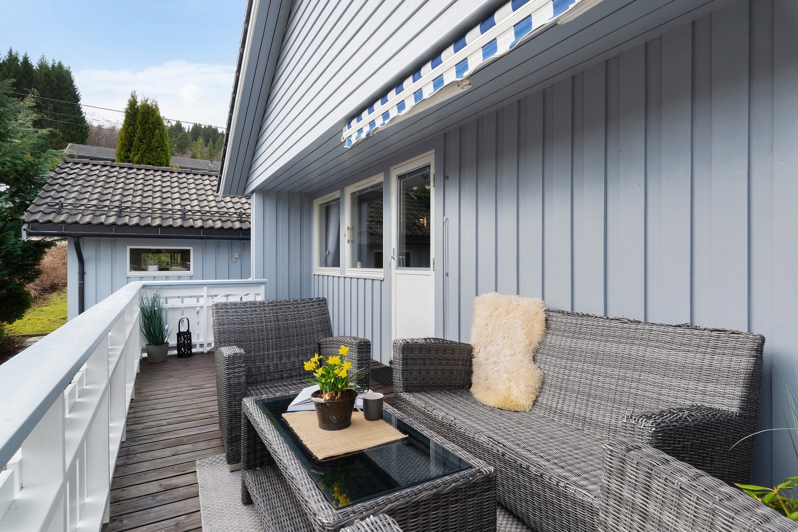 Verandaen er sydvendt med gode solforhold og er ca 15 kvm. Under verandaen er praktisk lagringsbod for hageutstyr. Galleribilde